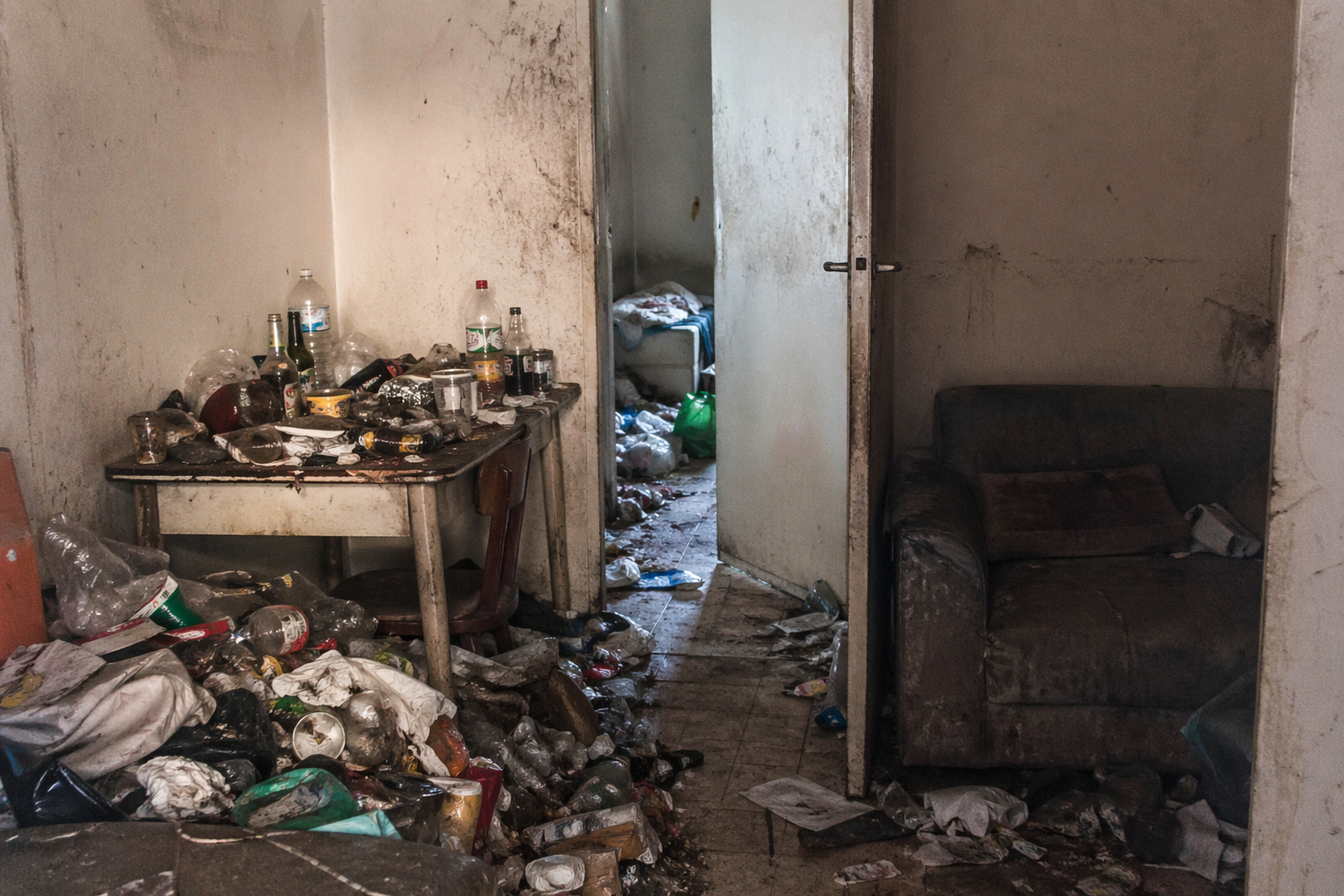 Appartement insalubre nécessitant un nettoyage après décès professionnel pour permettre au propriétaire bailleur de sécuriser et remettre le logement en état
