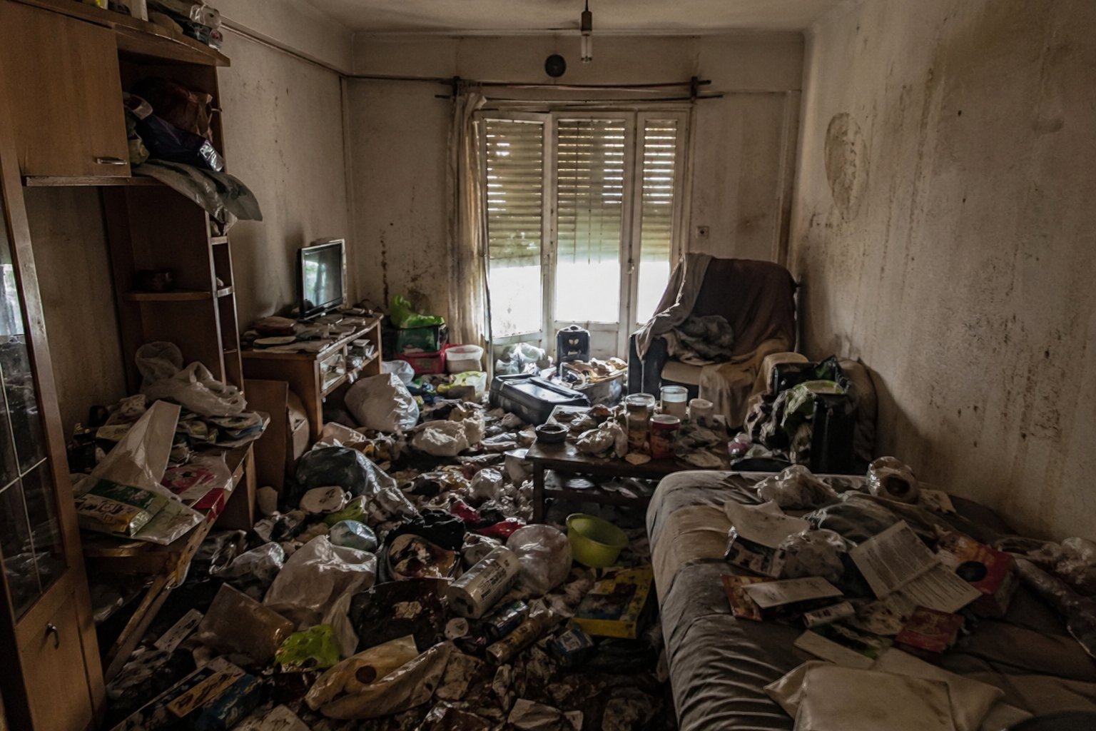 Logement insalubre et encombré à évaluer pour savoir s’il est récupérable après une situation liée au syndrome de Korsakoff